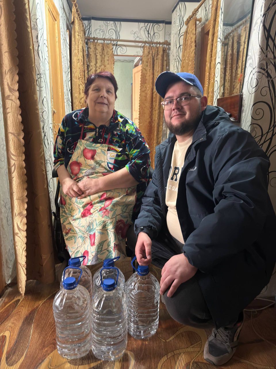 Всегда поможем!. Первые совместно с «Единой Россией» организовали помощь пожилым людям — добровольцы доставили им питьевую воду прямо на дом Всегда поможем!. Первые совместно с «Единой Россией» организовали помощь пожилым людям — добровольцы доставили им питьевую воду прямо на дом