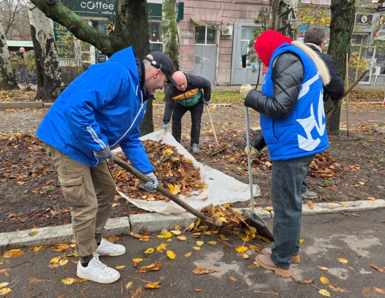 Сегодня в рамках партийного проекта Единой России «Городская среда» в Ворошиловском районе прошла экологическая акция «Чистый четверг» Сегодня в рамках партийного проекта Единой России «Городская среда» в Ворошиловском районе прошла экологическая акция «Чистый четверг»