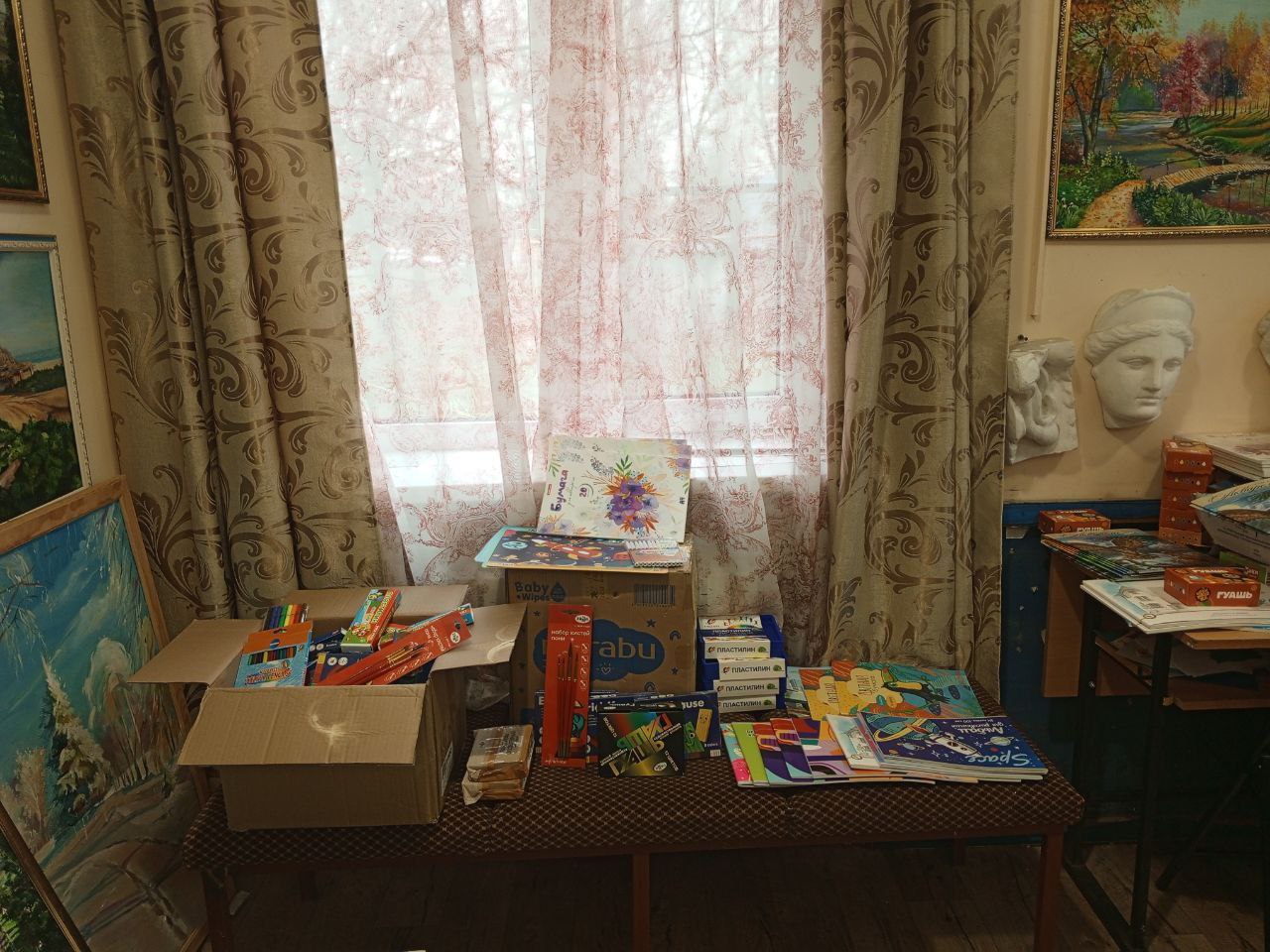 Активисты Женского движения партии "Единая Россия" и Совет женщин Шахтёрска благодарят за полученный гуманитарный груз, собранный неравнодушными жителями Сахалина для воспитанников Шахтёрской школы искусств Активисты Женского движения партии "Единая Россия" и Совет женщин Шахтёрска благодарят за полученный гуманитарный груз, собранный неравнодушными жителями Сахалина для воспитанников Шахтёрской школы искусств