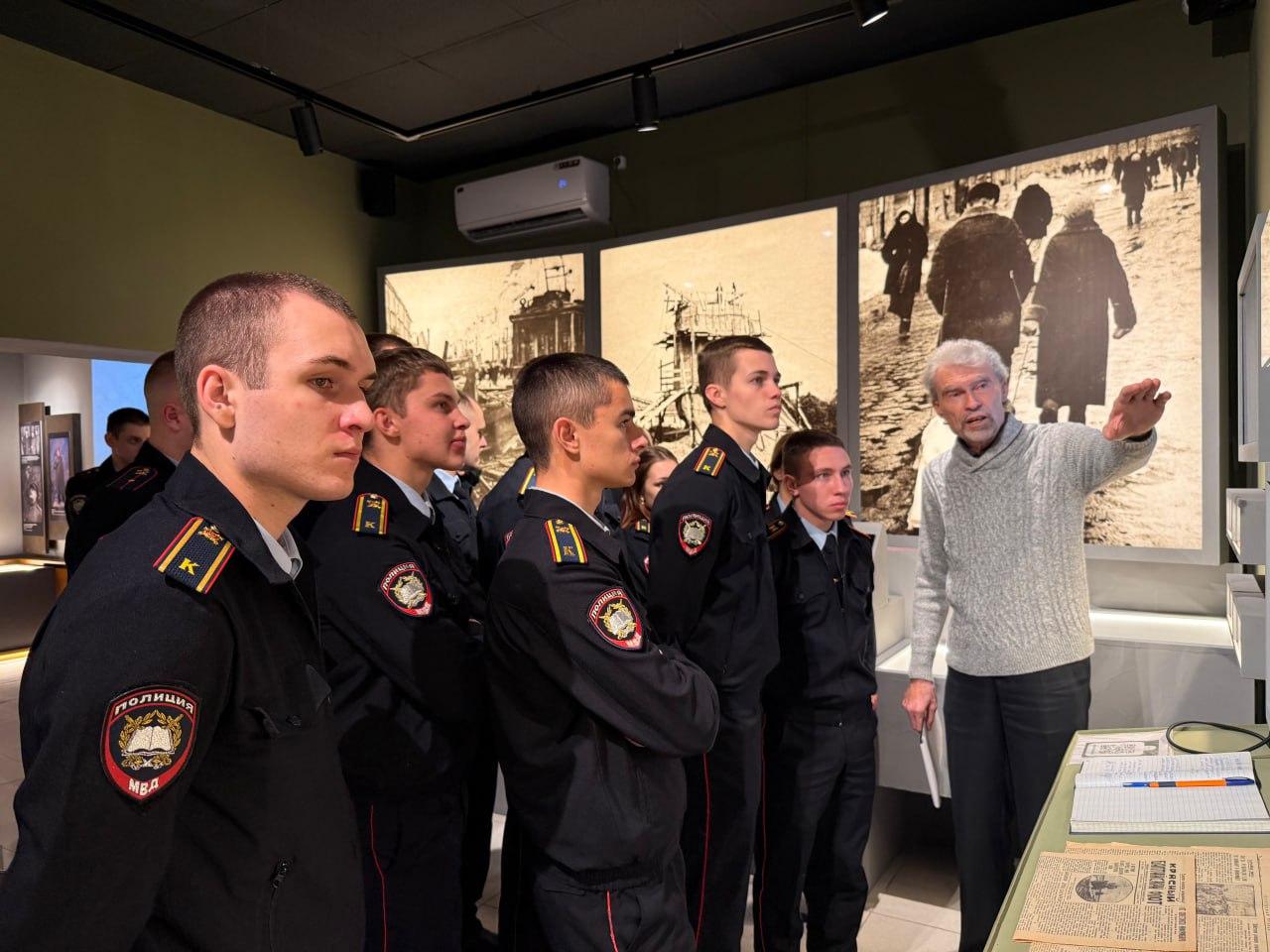 В музее Жданова открылась выставка, посвященная работе полицейских из Санкт-Петербурга В музее Жданова открылась выставка, посвященная работе полицейских из Санкт-Петербурга