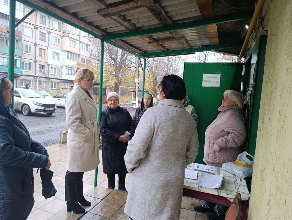 12 ноября во дворе дома № 23 по улице Тухачевского состоялась встреча заместителя руководителя Управы Червоногвардейского внутригородского района Администрации городского округа Макеевка Татьяны Задорожной с жителями жилого... 12 ноября во дворе дома № 23 по улице Тухачевского состоялась встреча заместителя руководителя Управы Червоногвардейского внутригородского района Администрации городского округа Макеевка Татьяны Задорожной с жителями жилого...