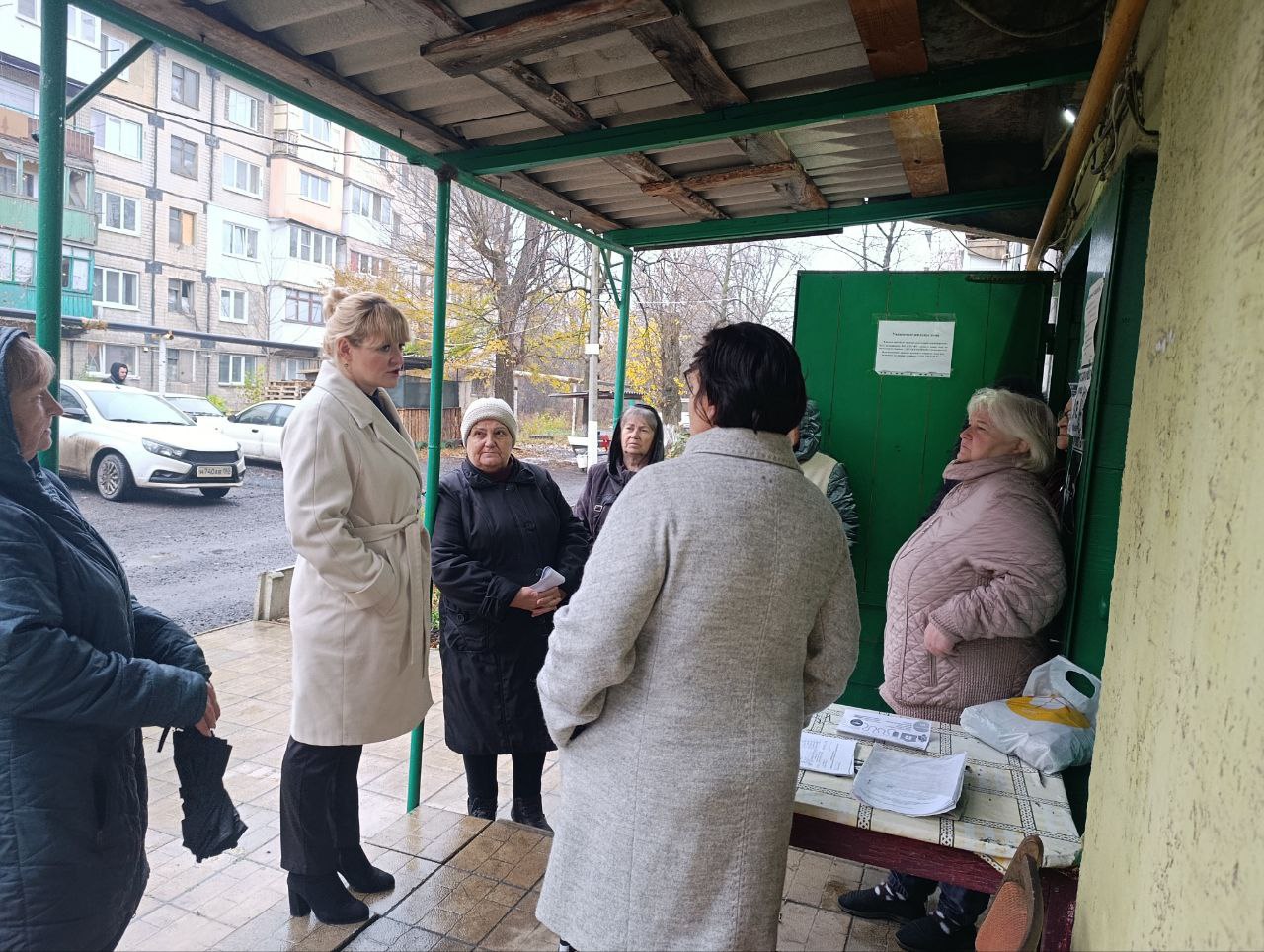 12 ноября во дворе дома № 23 по улице Тухачевского состоялась встреча заместителя руководителя Управы Червоногвардейского внутригородского района Администрации городского округа Макеевка Татьяны Задорожной с жителями жилого... 12 ноября во дворе дома № 23 по улице Тухачевского состоялась встреча заместителя руководителя Управы Червоногвардейского внутригородского района Администрации городского округа Макеевка Татьяны Задорожной с жителями жилого...