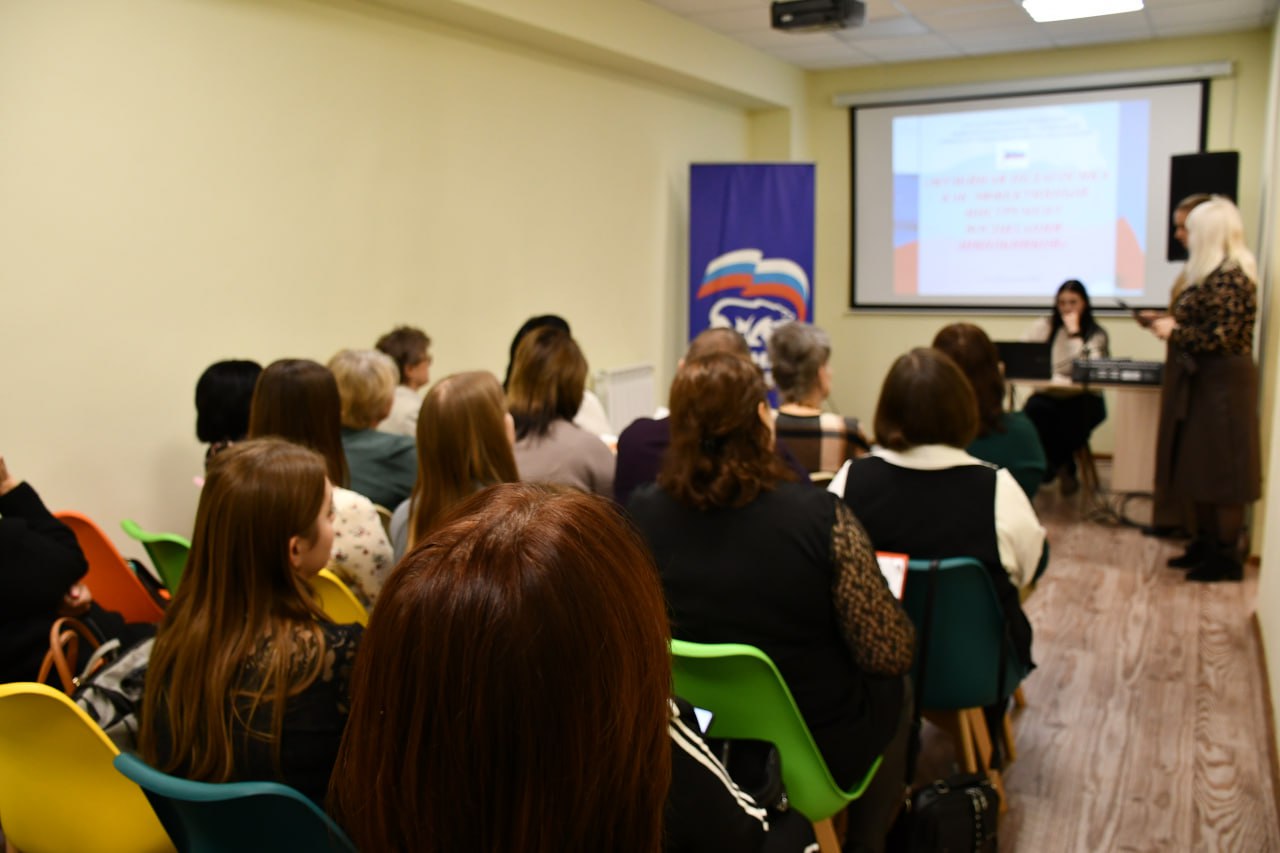 Круглый стол «Развитие патриотической работы с обучающимися через школьные музеи и музейные комнаты» Круглый стол «Развитие патриотической работы с обучающимися через школьные музеи и музейные комнаты»