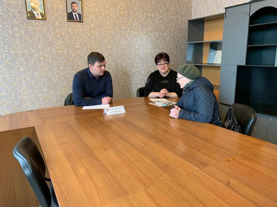 Сегодня, 13 ноября 2025 года, Глава муниципального образования городской округ Торез Артем Чесноков провел прием населения по личным вопросам Сегодня, 13 ноября 2025 года, Глава муниципального образования городской округ Торез Артем Чесноков провел прием населения по личным вопросам