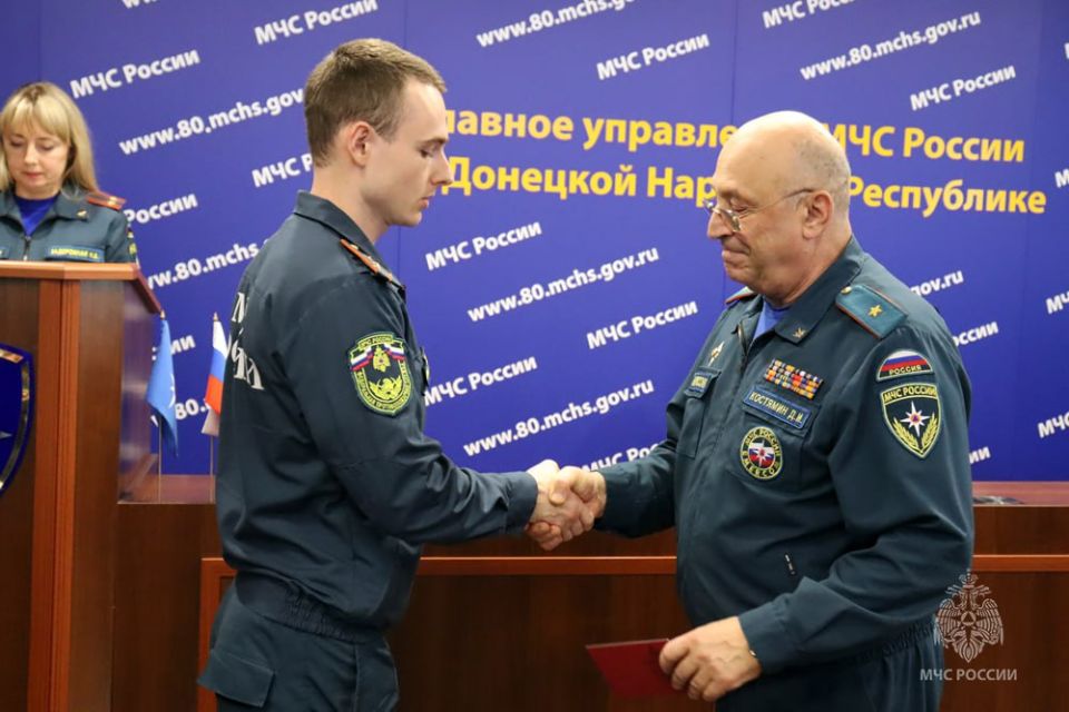Отвага, преданность, спасение: в ДНР спасателям вручили ведомственные и региональные награды Отвага, преданность, спасение: в ДНР спасателям вручили ведомственные и региональные награды