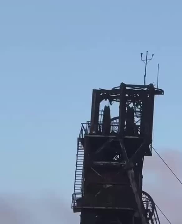 Над шахтой в Мирнограде подняли российский флаг