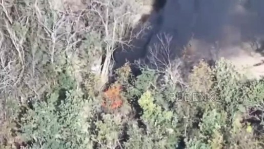 Андрей Руденко: Обеспечивая огневую поддержку наступающим подразделениям «Южной» группировки войск в районе Северска, операторы БпЛА в ходе рейда по тылам ВСУ выявили и уничтожили пикап с личным составом противника