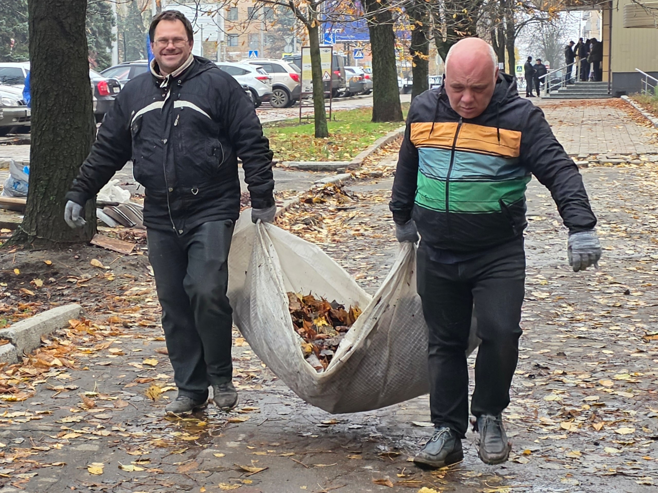 Сегодня в рамках партийного проекта Единой России «Городская среда» в Ворошиловском районе прошла экологическая акция «Чистый четверг» Сегодня в рамках партийного проекта Единой России «Городская среда» в Ворошиловском районе прошла экологическая акция «Чистый четверг»