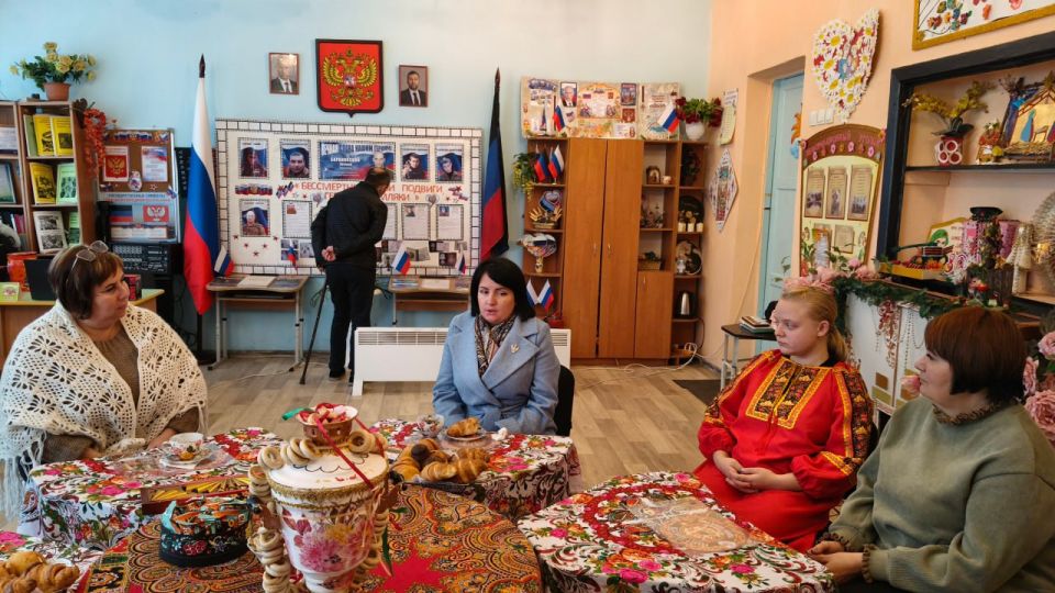 Заместитель главы администрации Волновахского муниципального округа и координатор Женского движения «Единой России» Елена Снисаренко провела встречу с коллективами МБУ "Степнянский дом культуры" и ГБОУ "Степнянская школа... Заместитель главы администрации Волновахского муниципального округа и координатор Женского движения «Единой России» Елена Снисаренко провела встречу с коллективами МБУ "Степнянский дом культуры" и ГБОУ "Степнянская школа...