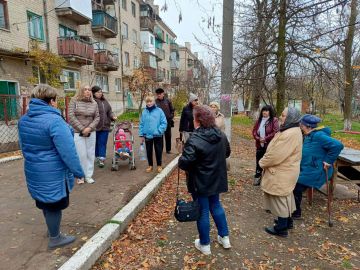 Вчера, 12 ноября, начальник Зугрэсского территориального отдела Наталья Марушка провела встречу с жителями в городе Зугрэс на улице Ленина