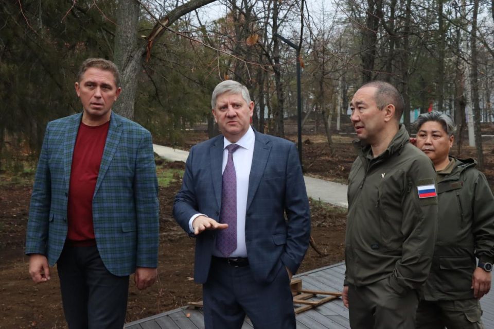 Глава Якутии и премьер-министр ДНР посетили Докучаевск Глава Якутии и премьер-министр ДНР посетили Докучаевск