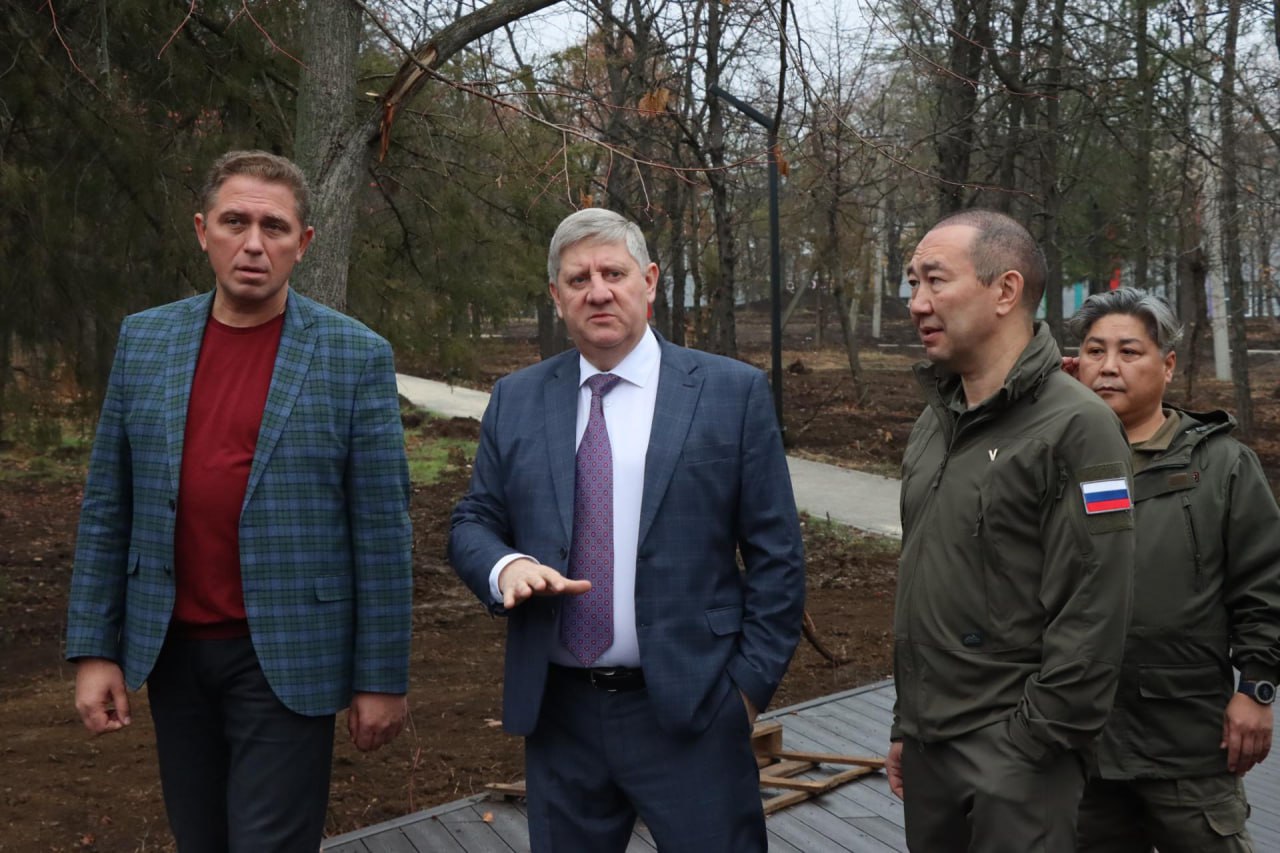 Глава Якутии и премьер-министр ДНР посетили Докучаевск Глава Якутии и премьер-министр ДНР посетили Докучаевск