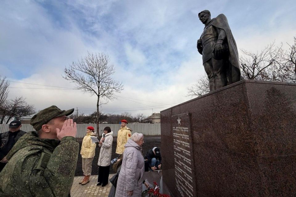 В Шахтерске открыли после реконструкции братскую могилу Советских воинов на улице Гастелло В Шахтерске открыли после реконструкции братскую могилу Советских воинов на улице Гастелло