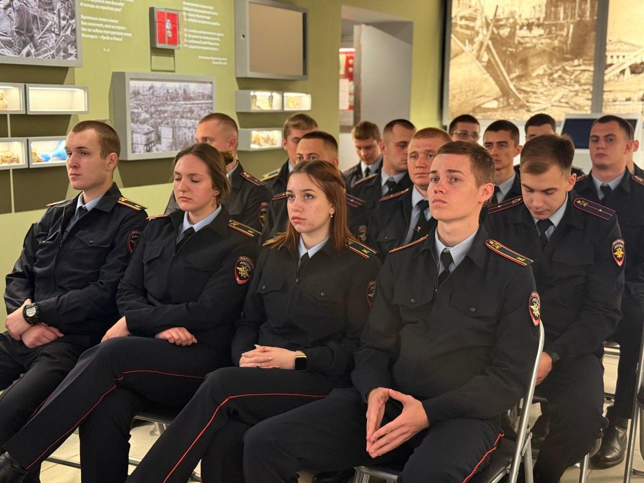 В музее Жданова открылась выставка, посвященная работе полицейских из Санкт-Петербурга В музее Жданова открылась выставка, посвященная работе полицейских из Санкт-Петербурга