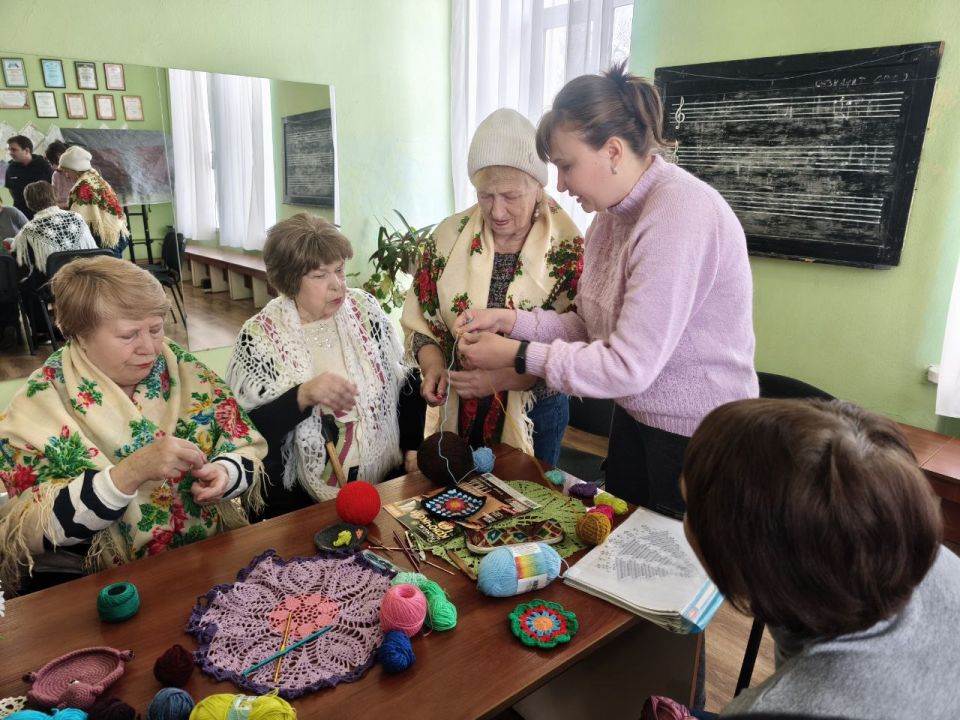 «ВОЛШЕБНАЯ ПЕТЕЛЬКА». В четверг, 13 ноября 2025 года, в мини - студии декоративно - прикладного искусства «Творческий мир» МБУ «Дворец культуры имени Владимира Маяковского городского округа Торез» состоялся мастер - класс по... «ВОЛШЕБНАЯ ПЕТЕЛЬКА». В четверг, 13 ноября 2025 года, в мини - студии декоративно - прикладного искусства «Творческий мир» МБУ «Дворец культуры имени Владимира Маяковского городского округа Торез» состоялся мастер - класс по...