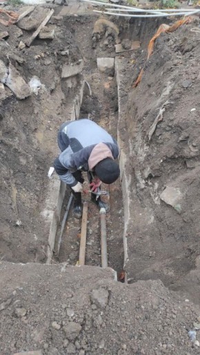 Колымские слесари-сантехники помогли ликвидировать коммунальную аварию в Ждановке