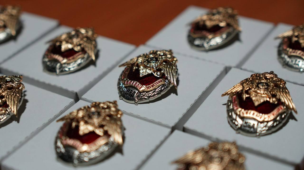 В ДНР наградили полицейских, работающих на освобожденных территориях В ДНР наградили полицейских, работающих на освобожденных территориях