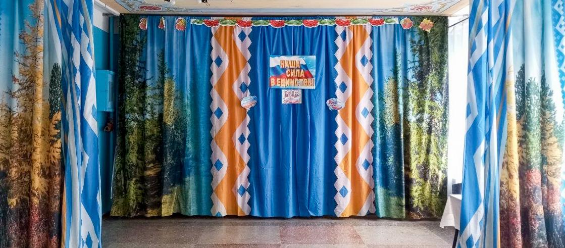 Учреждение Надымского района ЯНАО передало одежду для сцены в Зачатовский сельский дом культуры Волновахского округа