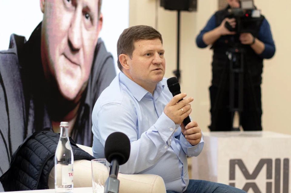 Российский актер театра и кино Александр Обласов в очередной раз посетил Донецк и встретился с молодежью Республики Российский актер театра и кино Александр Обласов в очередной раз посетил Донецк и встретился с молодежью Республики