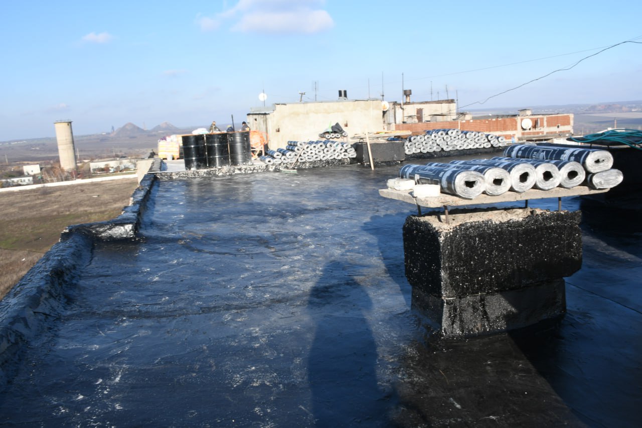 В Кировском продолжается ремонт крыш В Кировском продолжается ремонт крыш