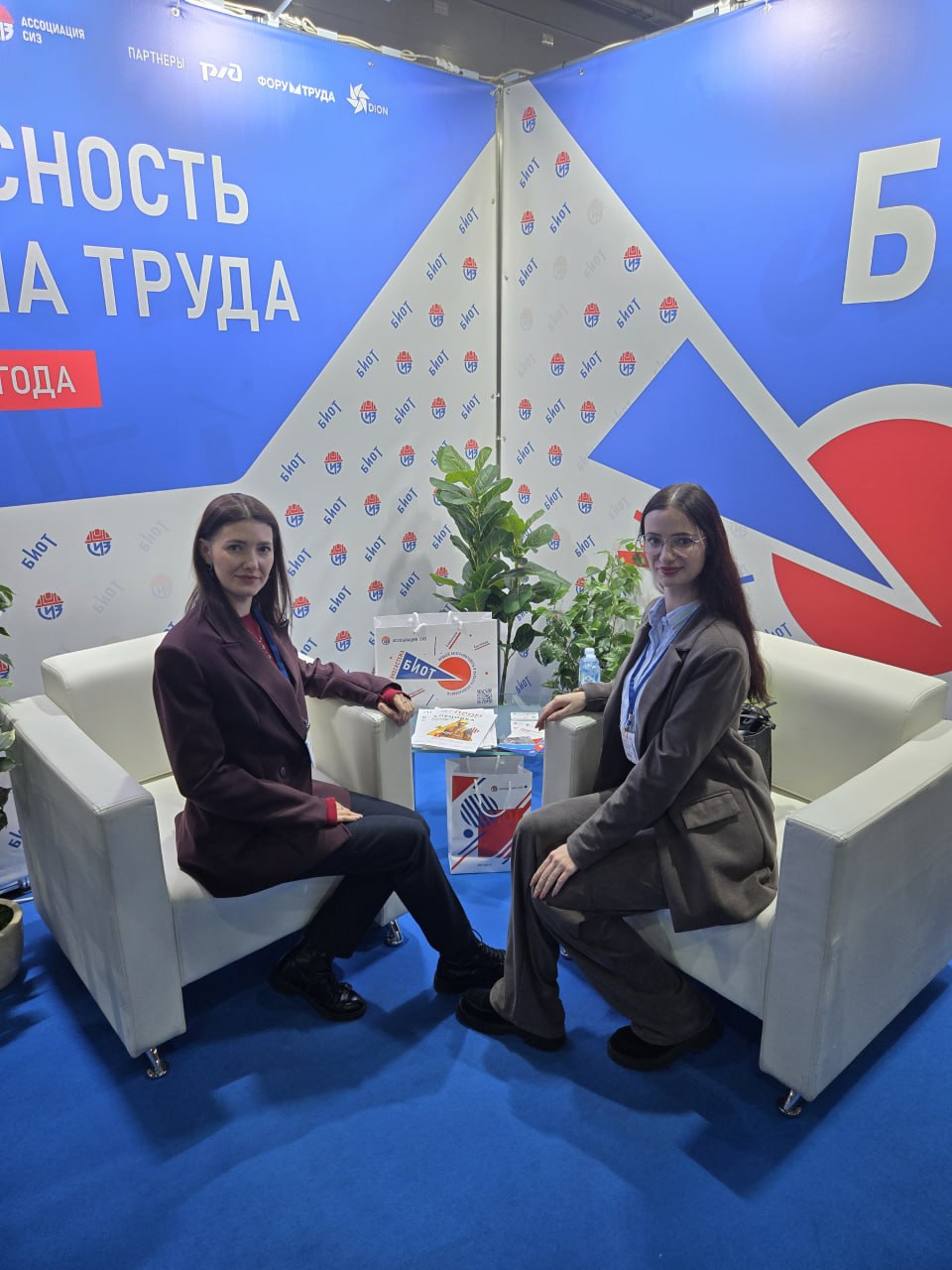 Представители центра «Мои документы» Донецкой Народной Республики принимают участие в 29-й специализированной выставке и деловом форуме «Безопасность и охрана труда» Представители центра «Мои документы» Донецкой Народной Республики принимают участие в 29-й специализированной выставке и деловом форуме «Безопасность и охрана труда»