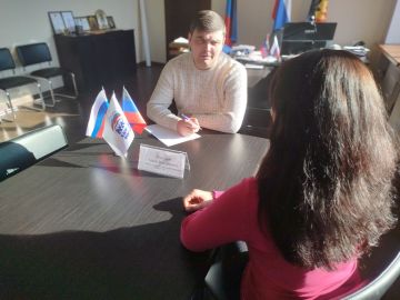 Сегодня, 14 ноября, Глава администрации городского округа Торез Артём Чесноков провел прием граждан в Общественной приемной партии «Единая Россия»