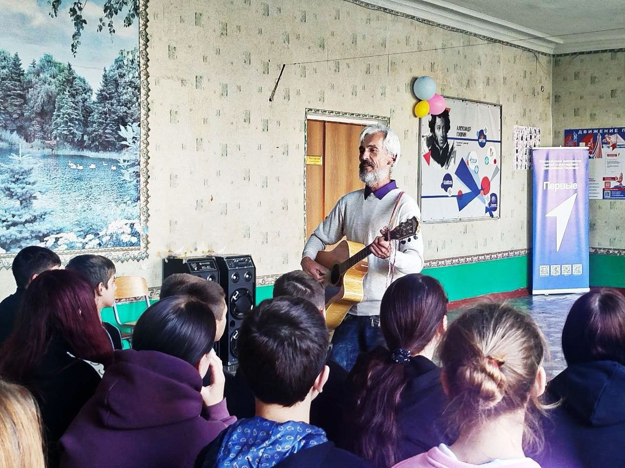 «Дыханье Родины храним!». В Школе № 16 г. Тореза прошла встреча с учащимися 8-11 классов, приуроченная к "Году Защитника Отечества" и 80-летию Победы «Дыханье Родины храним!». В Школе № 16 г. Тореза прошла встреча с учащимися 8-11 классов, приуроченная к "Году Защитника Отечества" и 80-летию Победы