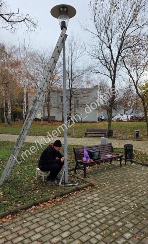 Несмотря на пасмурную ноябрьскую погоду, сотрудники Дирекции парков продолжают работы по благоустройству! Несмотря на пасмурную ноябрьскую погоду, сотрудники Дирекции парков продолжают работы по благоустройству!