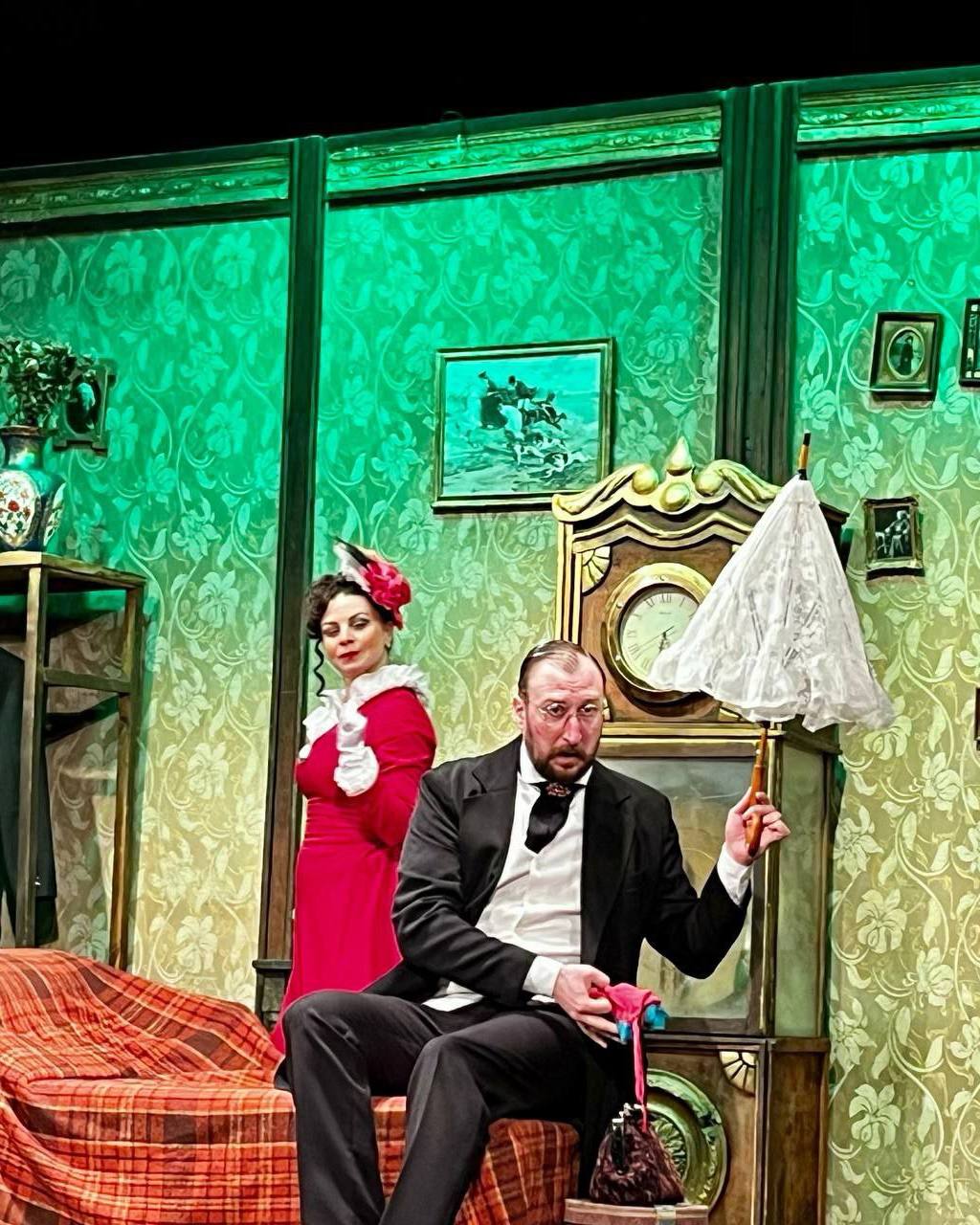 Вместе с подопечными семьями КСВО ДНР посмотрели спектакль с участием заслуженных артистов России Вместе с подопечными семьями КСВО ДНР посмотрели спектакль с участием заслуженных артистов России