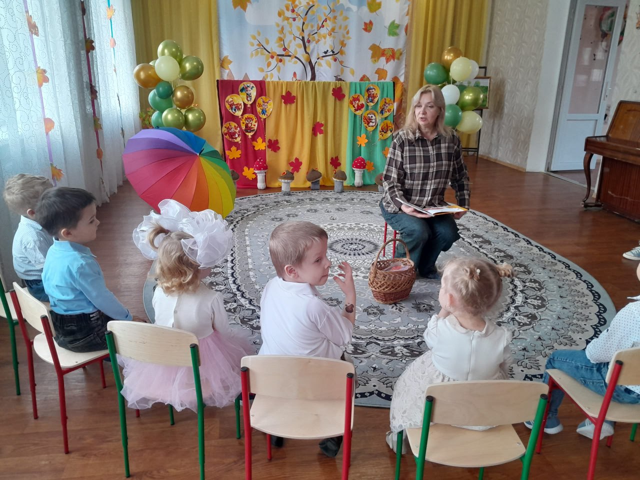 Осенняя сказка. Сотрудники детской библиотеки-филиала показали для воспитанников ГКДОУ "Детский сад № 4 "Сказка"" кукольный спектакль «Осенняя сказка» Осенняя сказка. Сотрудники детской библиотеки-филиала показали для воспитанников ГКДОУ "Детский сад № 4 "Сказка"" кукольный спектакль «Осенняя сказка»