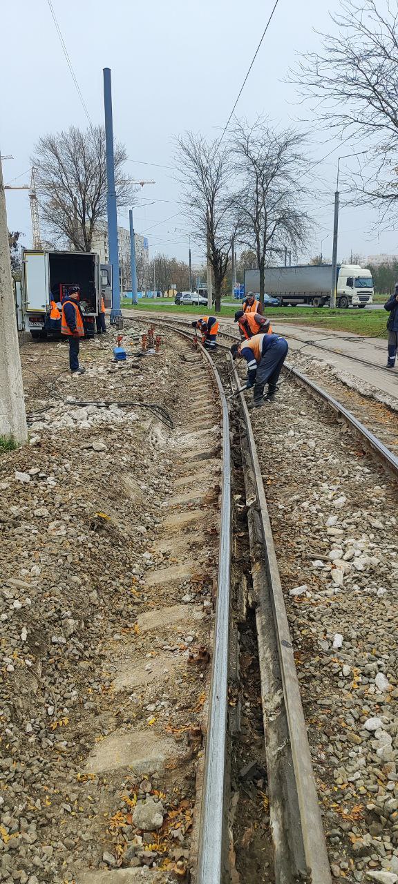 Специалисты службы по обслуживанию и ремонту пути МУП « МАРИУПОЛЬТРАНС» произвели ремонт 72 м одиночного пути, выполнив ремонт стыков, наплавку спецчастей и переустановку контррельса, установив его в проектное положение Специалисты службы по обслуживанию и ремонту пути МУП « МАРИУПОЛЬТРАНС» произвели ремонт 72 м одиночного пути, выполнив ремонт стыков, наплавку спецчастей и переустановку контррельса, установив его в проектное положение