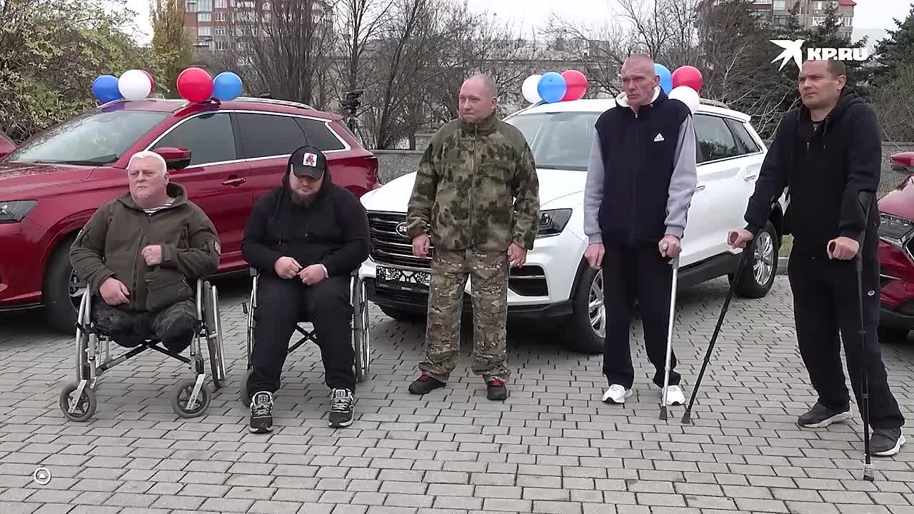 «Прошли через непростые испытания, но сохранили силу духа»: Пять ветеранов боевых действий в ДНР получили новые автомобили