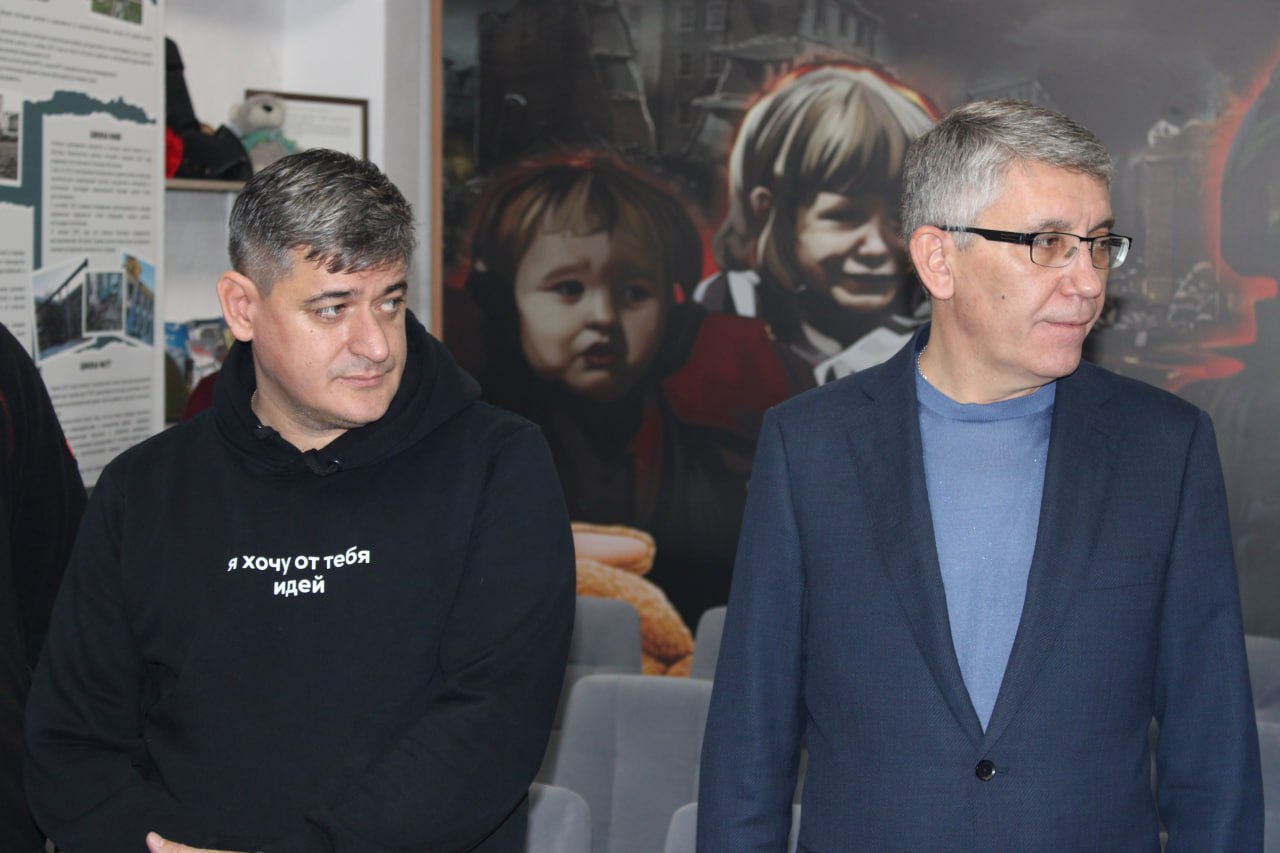 Иван Приходько: Во время рабочего визита в Горловку Губернатор Тульской области Дмитрий Вячеславович Миляев побывал в музейной комнате «Солнечный круг», экспозиция которой посвящена преступлениям украинских нацистов против... Иван Приходько: Во время рабочего визита в Горловку Губернатор Тульской области Дмитрий Вячеславович Миляев побывал в музейной комнате «Солнечный круг», экспозиция которой посвящена преступлениям украинских нацистов против...