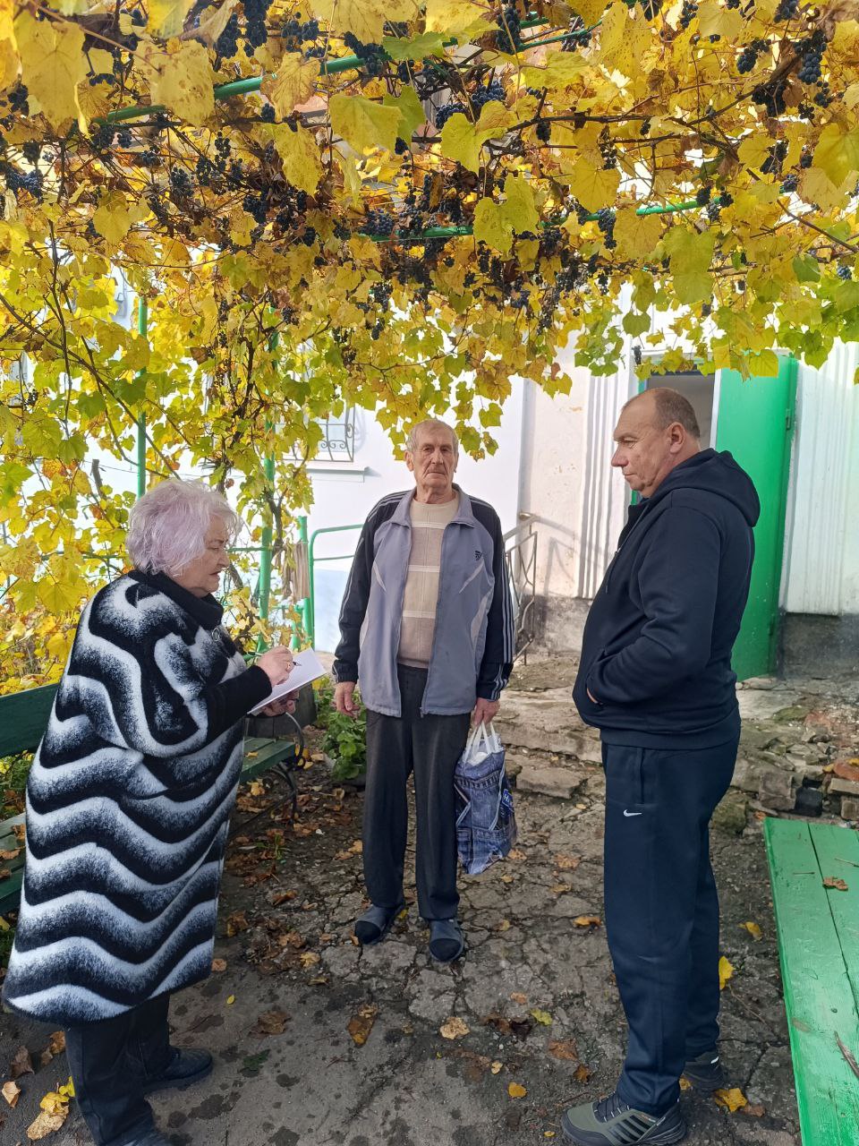 Сегодня, 14 ноября в Червоногвардейском районе лидер общественного мнения Галина Комар провела встречу с жителями жилого массива Крупской на придомовой территории дома № 1 по улице Репина Сегодня, 14 ноября в Червоногвардейском районе лидер общественного мнения Галина Комар провела встречу с жителями жилого массива Крупской на придомовой территории дома № 1 по улице Репина