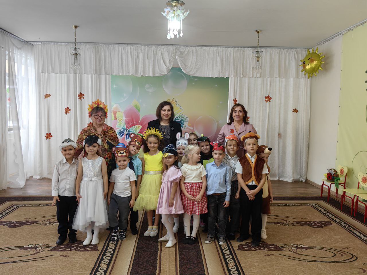 Сегодня на улице пасмурно и туманно, не хватает солнышка, а в детском саду "Катюша" тепло и уютно