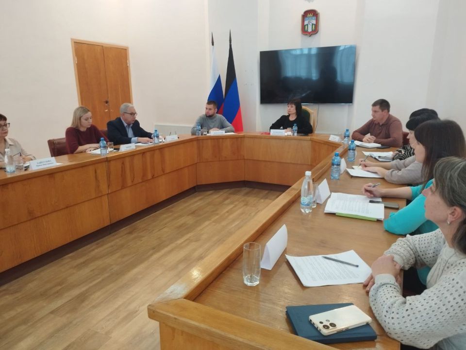13.11.2025 года председатель Тельмановского муниципального совета Дмитрий Липчанский совместно с депутатами Тельмановского муниципального совета Натальей Зубач И Юлией Линник приняли участие в заседании штаба по вопросам... 13.11.2025 года председатель Тельмановского муниципального совета Дмитрий Липчанский совместно с депутатами Тельмановского муниципального совета Натальей Зубач И Юлией Линник приняли участие в заседании штаба по вопросам...