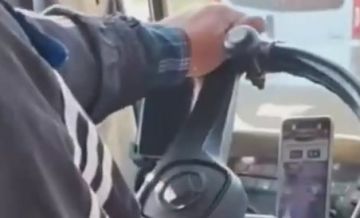 Видео: водитель маршрутки №11 играет в игры на смартфоне во время движения