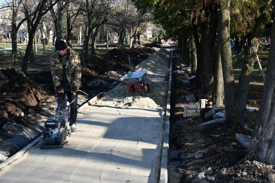 В Кировском продолжается ремонт южной части парка В Кировском продолжается ремонт южной части парка