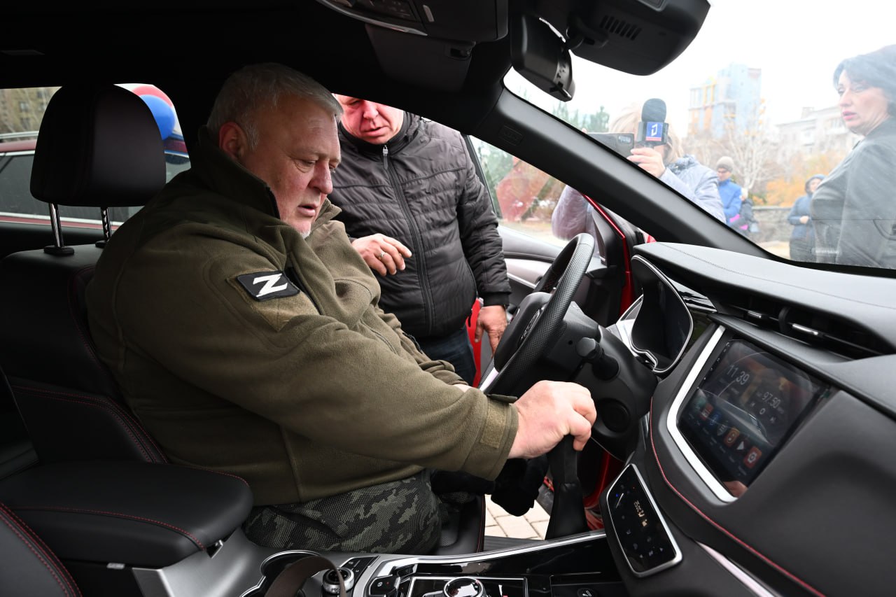 Еще пять ветеранов-защитников Донбасса получили авто с ручным управлением от фонда «Защитники Отечества» Еще пять ветеранов-защитников Донбасса получили авто с ручным управлением от фонда «Защитники Отечества»