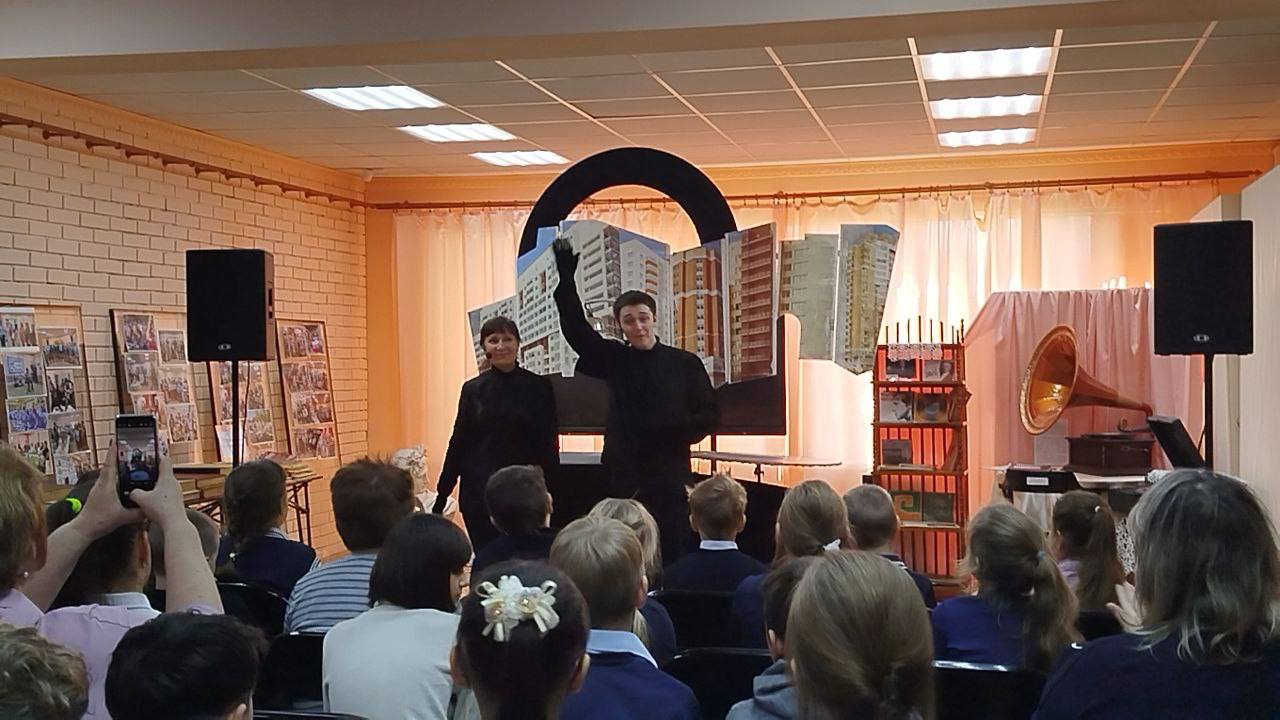 В Ясиноватском музее для школьников младших классов Донецкий кукольный театр показал спектакль "Осторожно, светофор!" с целью ознакомления детей с Правилами дорожного движения и обеспечения безопасности на дорогах В Ясиноватском музее для школьников младших классов Донецкий кукольный театр показал спектакль "Осторожно, светофор!" с целью ознакомления детей с Правилами дорожного движения и обеспечения безопасности на дорогах