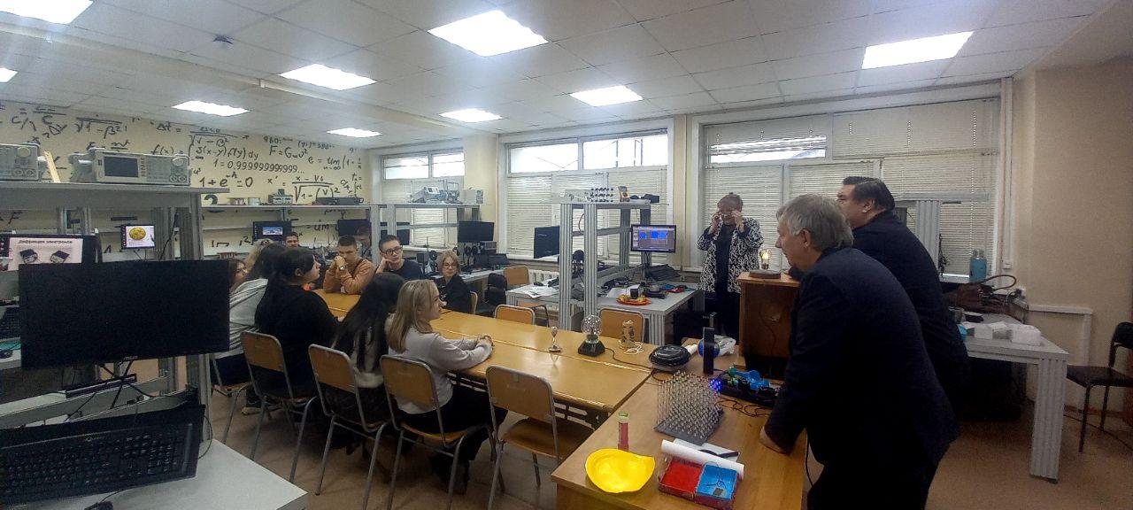 Александр Шатов: Шахтерские школьники погрузились в мир науки на Сахалине Александр Шатов: Шахтерские школьники погрузились в мир науки на Сахалине