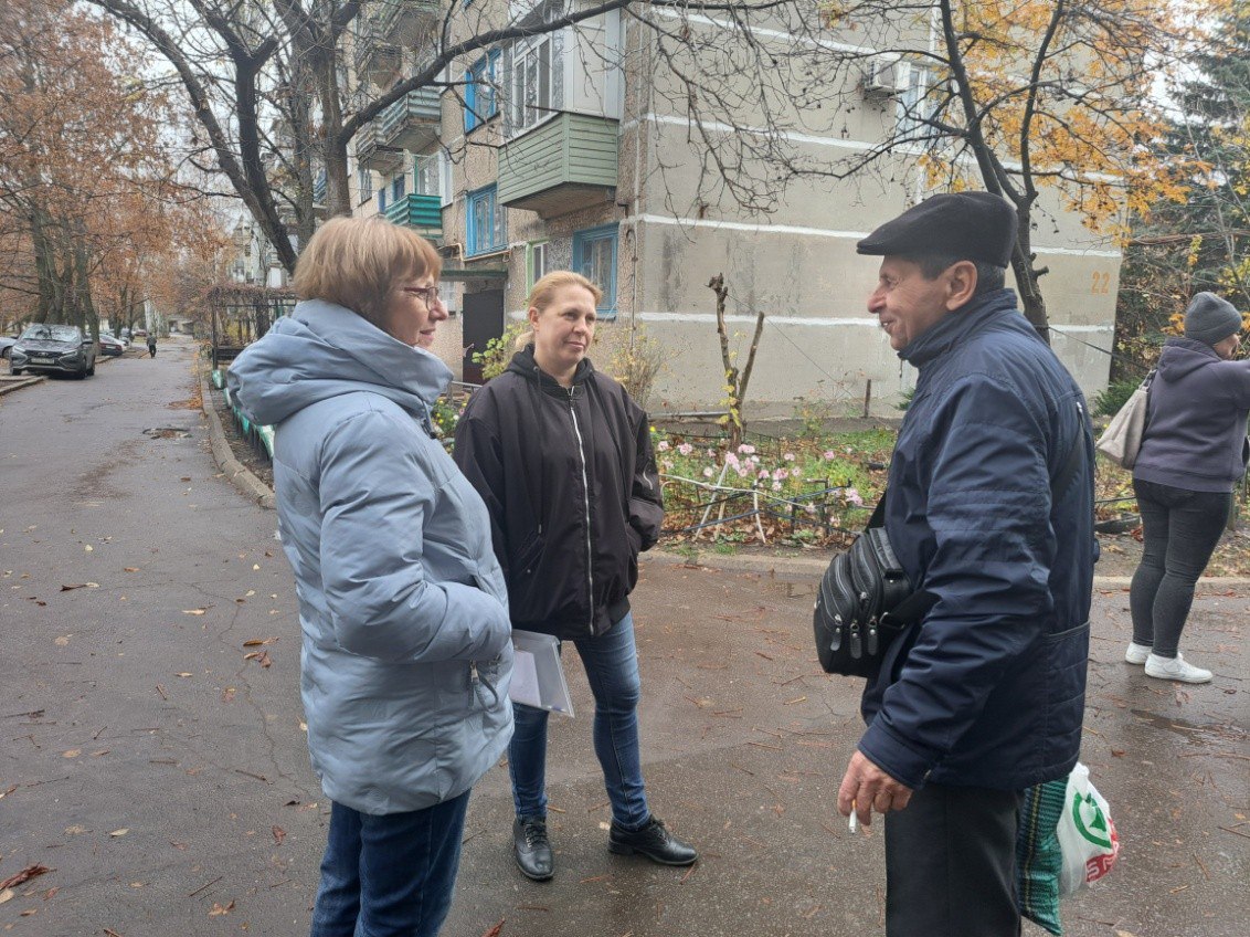 11 ноября 2025 года, начальник Светлодарского территориального отдела управления по работе с территориальными органами администрации городского округа Дебальцево Юлия Шевченко встретилась с жителями города Светлодарск