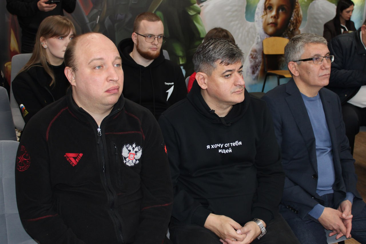 Иван Приходько: Во время рабочего визита в Горловку Губернатор Тульской области Дмитрий Вячеславович Миляев побывал в музейной комнате «Солнечный круг», экспозиция которой посвящена преступлениям украинских нацистов против... Иван Приходько: Во время рабочего визита в Горловку Губернатор Тульской области Дмитрий Вячеславович Миляев побывал в музейной комнате «Солнечный круг», экспозиция которой посвящена преступлениям украинских нацистов против...