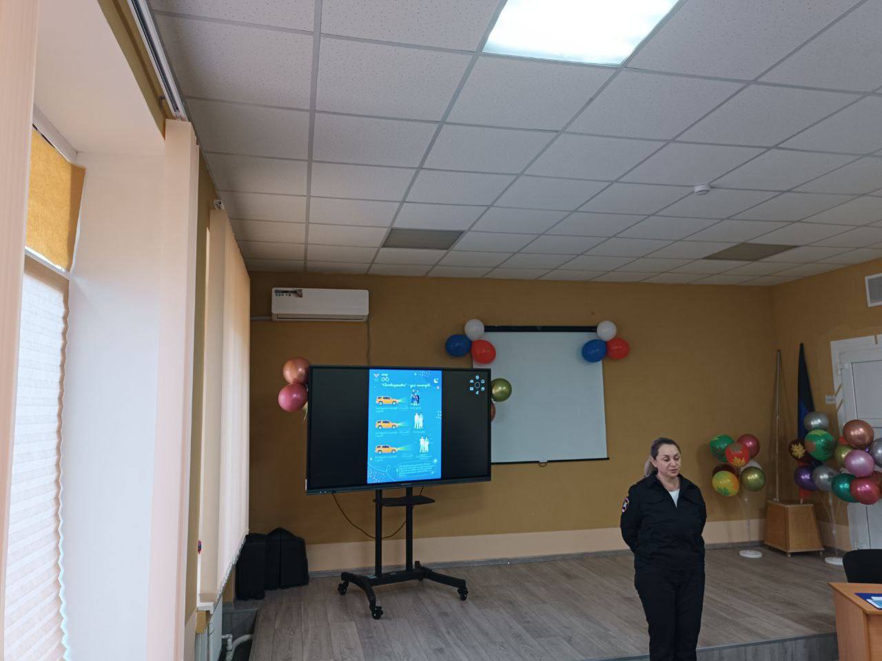 Сотрудники ГАИ Мангуша провели информационно-пропагандистскую акцию«Засветись» со школьниками Сотрудники ГАИ Мангуша провели информационно-пропагандистскую акцию«Засветись» со школьниками