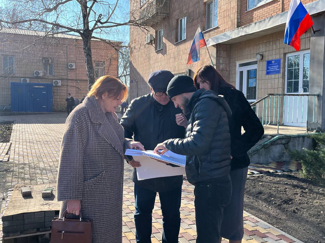 Василий Овчаров: Во исполнение поручений Главы ДНР Д. В. Пушилина в рамках национального проекта «Инфраструктура для жизни» и программы «Формирование комфортной городской среды» завершается модернизация придомовой территории... Василий Овчаров: Во исполнение поручений Главы ДНР Д. В. Пушилина в рамках национального проекта «Инфраструктура для жизни» и программы «Формирование комфортной городской среды» завершается модернизация придомовой территории...