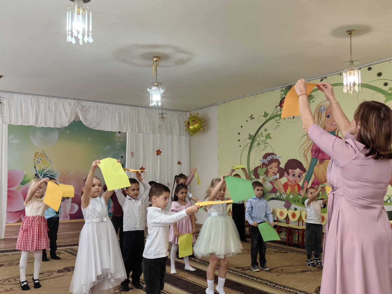 Сегодня на улице пасмурно и туманно, не хватает солнышка, а в детском саду "Катюша" тепло и уютно Сегодня на улице пасмурно и туманно, не хватает солнышка, а в детском саду "Катюша" тепло и уютно