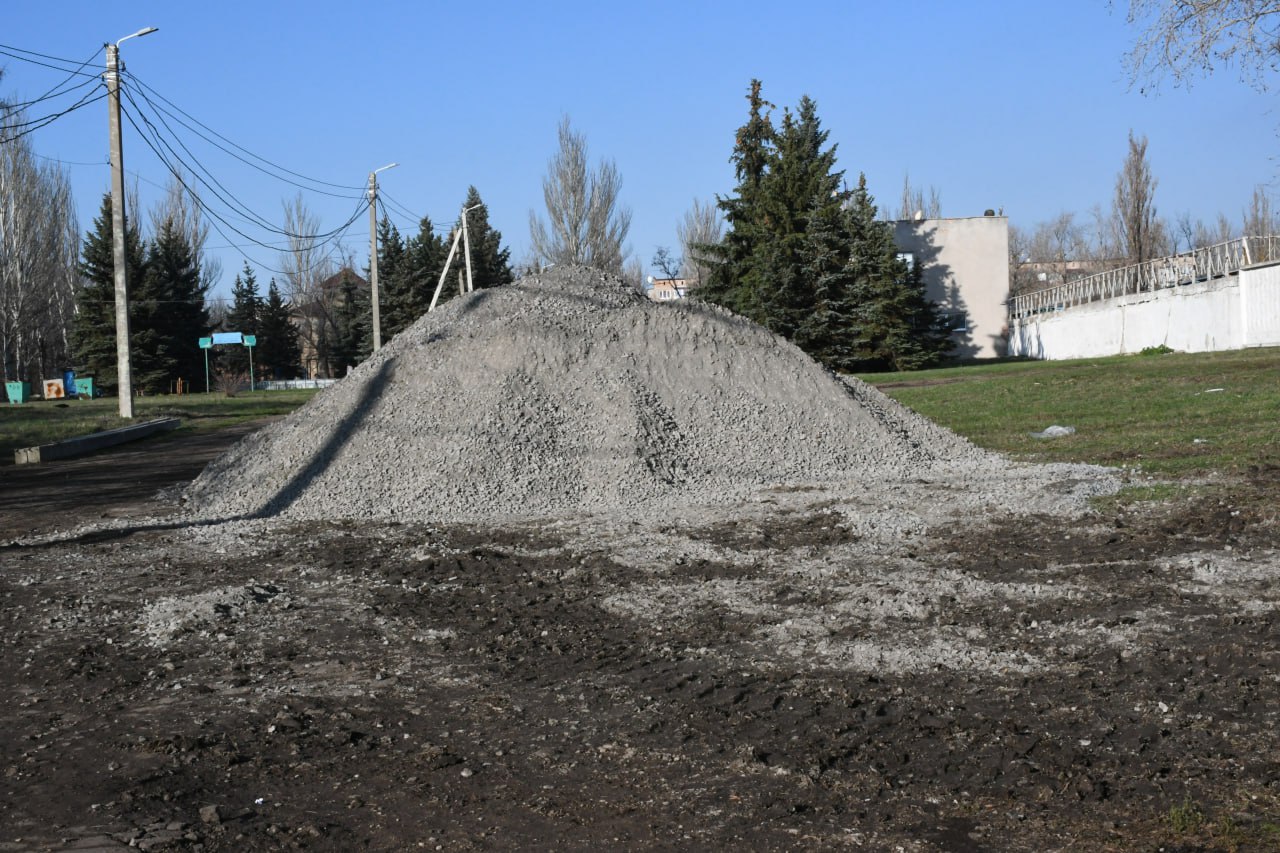 В Кировском продолжается ремонт южной части парка В Кировском продолжается ремонт южной части парка