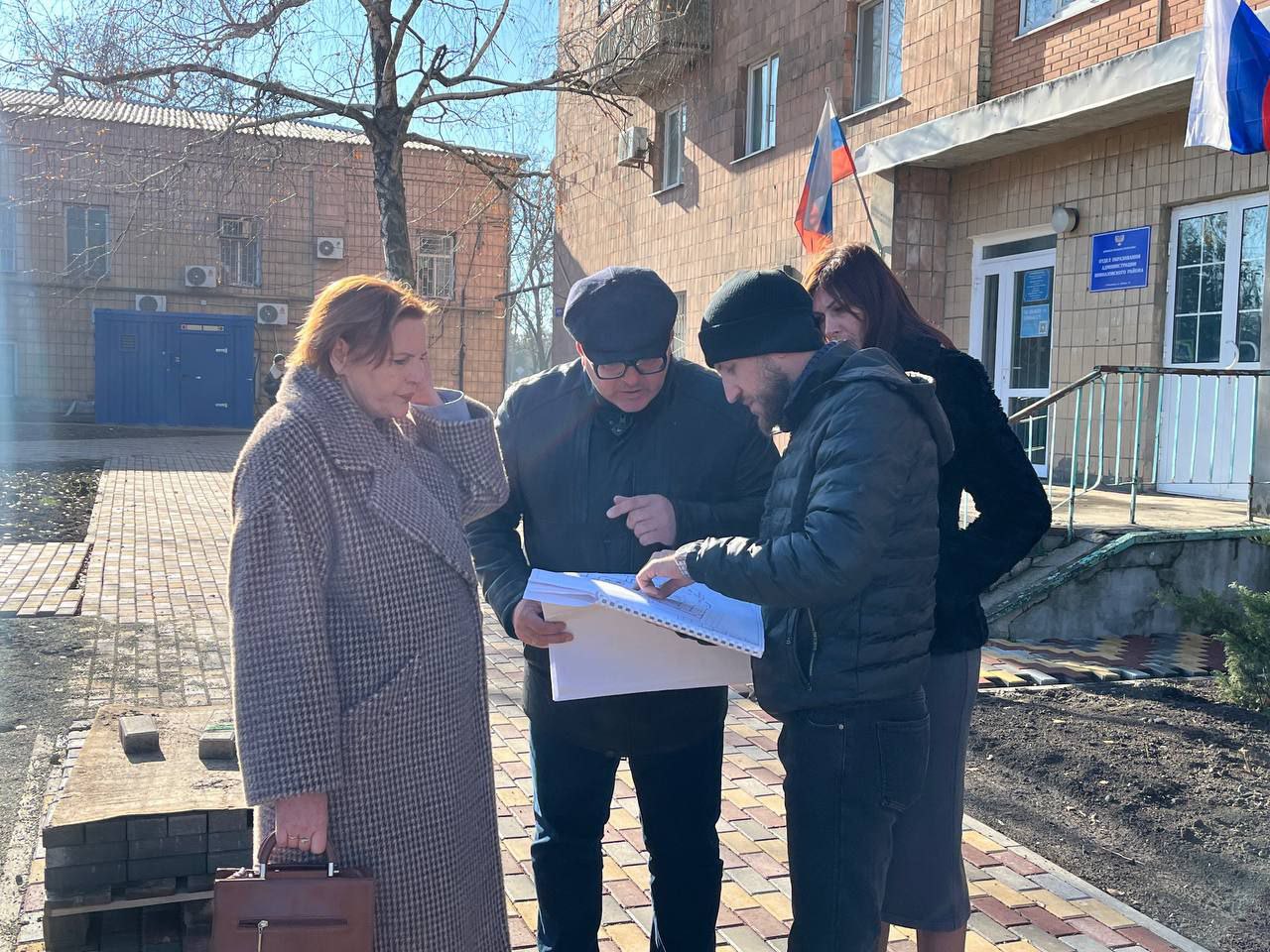 Василий Овчаров: Во исполнение поручений Главы ДНР Д. В. Пушилина в рамках национального проекта «Инфраструктура для жизни» и программы «Формирование комфортной городской среды» завершается модернизация придомовой территории... Василий Овчаров: Во исполнение поручений Главы ДНР Д. В. Пушилина в рамках национального проекта «Инфраструктура для жизни» и программы «Формирование комфортной городской среды» завершается модернизация придомовой территории...