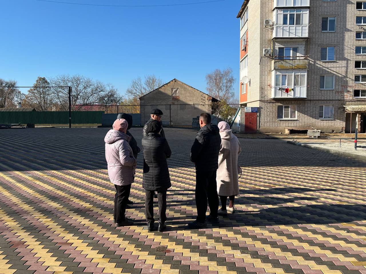 Василий Овчаров: Во исполнение поручений Главы ДНР Д. В. Пушилина в рамках национального проекта «Инфраструктура для жизни» и программы «Формирование комфортной городской среды» завершается модернизация придомовой территории...