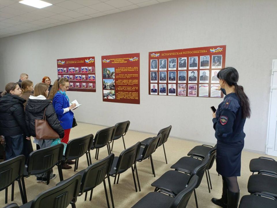 Профессиографическая экскурсия для школьников в ОМВД России "Волновахский" Профессиографическая экскурсия для школьников в ОМВД России "Волновахский"
